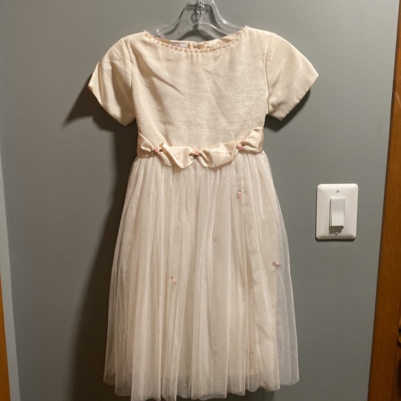 BRAND NEW GIRLS DRESS SIZE 7/8! COLOR IS IVORY. STUNNING IN PERSON. NWT. - Picture 10 of 13